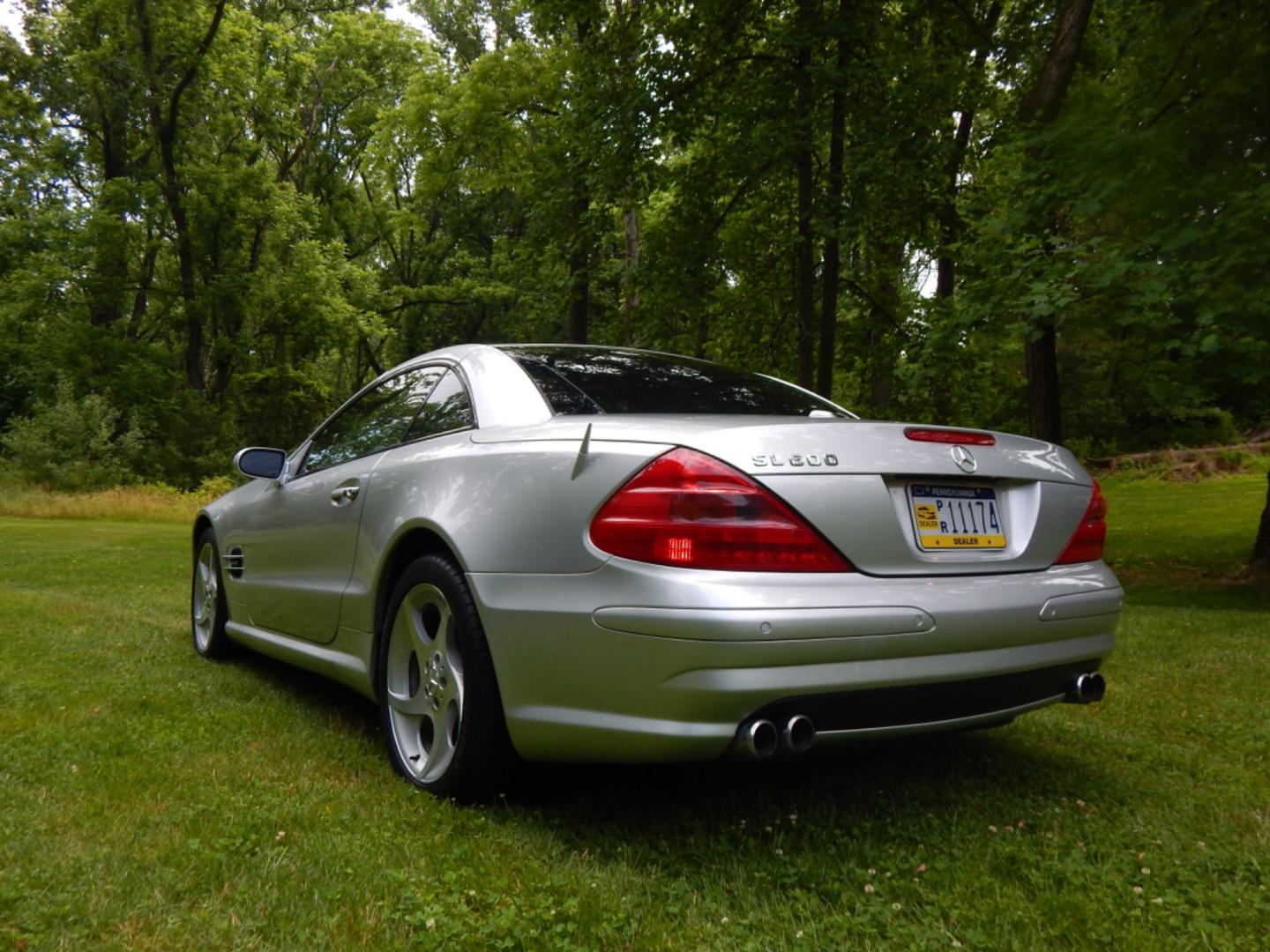 2005 brilliant silver metallic /Dark Gray leather Mercedes-Benz SL-Class sport (WDBSK76F15F) with an 5.5 Liter V12 Bi-turbo engine, 5 speed automatic transmission, located at 6528 Lower York Road, New Hope, PA, 18938, (215) 862-9555, 40.358707, -74.977882 - Here for sale is a Very clean 2005 Mercedes-Benz SL600 with sport package. Under the hood is a 5.5 liter Bi-turbo V12 making 493 horsepower and 590 foot pounds of torque. Its puts all that power to the rear wheels via a smooth shifting 5 speed automatic transmission. Features include; Dark Gray l - Photo#8